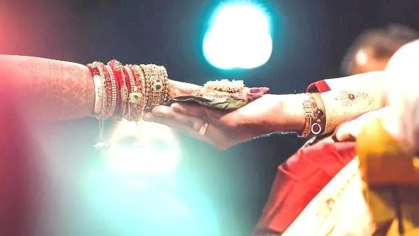 Karva Chauth 2021 (करवा चौथ): आपकी भी हुई है नई-नई शादी? जानें पूजा का शुभ मुहूर्त 1 Karwa_Chauth