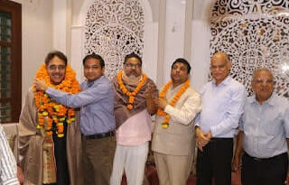 Agra News: बीजेपी नेता कुशपुरी आगरा में, सिल्वर ज्वैलरी मैन्यूफ़ैक्चरिंग के सम्बन्ध में गहन चर्चा