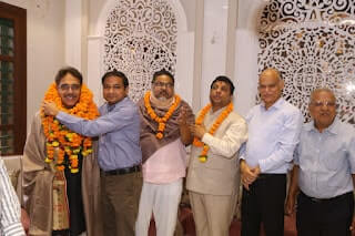 Agra News: बीजेपी नेता कुशपुरी आगरा में, सिल्वर ज्वैलरी मैन्यूफ़ैक्चरिंग के सम्बन्ध में गहन चर्चा