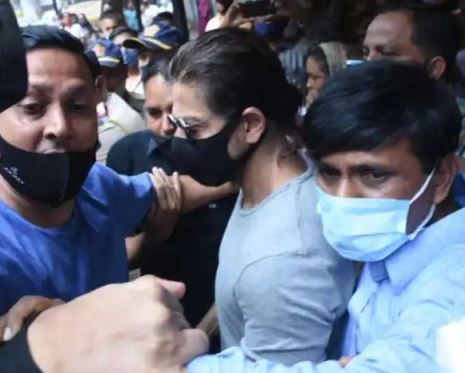 मीडिया के भारी हुजूम के बीच बेटे आर्यन के लिए बहुत परेशान दिखे Shahrukh Khan