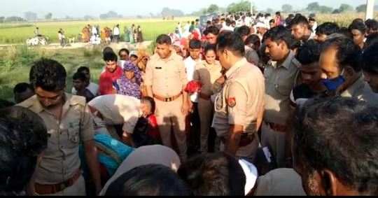 Etawah News: पेड़ पर फांसी के फंदे पर लटके मिले एक ही जाति के युवक-युवती Etawah News: पेड़ पर फांसी के फंदे पर लटके मिले एक ही जाति के युवक-युवती