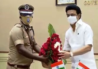 Chennai: नौकरी के आखिरी दिन डीजीपी Pratip V Philip ने पहनी खूनी धब्बों वाली कैप Chennai: नौकरी के आखिरी दिन डीजीपी Pratip V Philip ने पहनी खूनी धब्बों वाली कैप