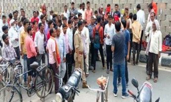 Firozabad News: अस्पताल हो गए हैं फुल, डिवाइडर पर 32 मरीजों को लेटाकर किया जा रहा इलाज