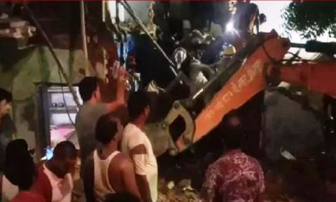 Jaunpur News: मोहल्ला रौजा अर्जन में जर्जर मकान धराशायी, पांच की मौत Jaunpur News: मोहल्ला रौजा अर्जन में जर्जर मकान धराशायी, पांच की मौत