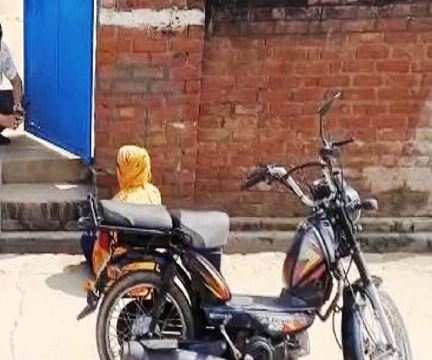 Kanpur News: सरकारी नौकरी  लग गई तो साथ रखने से मना, युवती धरने पर