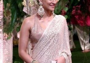 साड़ी में बला की खूबसूरत दिखती हैं Kriti Sanon