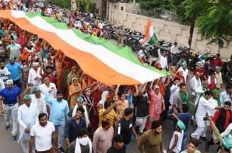 Noida News: महिलाओं के हाथों में सजा 60 मीटर लंबा तिरंगा, किसानों ने निकाली तिरंगा यात्रा