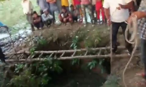 Fatehpur News: कुएं से मोबाइल निकालने में युवक की डूबकर मौत, दलदल होने के कारण बाहर नहीं निकल पाया युवक