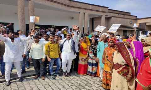 Sant Kabirnagar News: बच्चा चोरी का आरोप लगाते हुए पुलिस के खिलाफ जमकर नारेबाजी