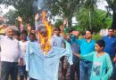 Sonbhadra News: जनप्रतिनिधियों और मंत्रियों का प्रतीकात्मक पुतला दहन करते हुए किसानों को न्याय दिलाने की मांग