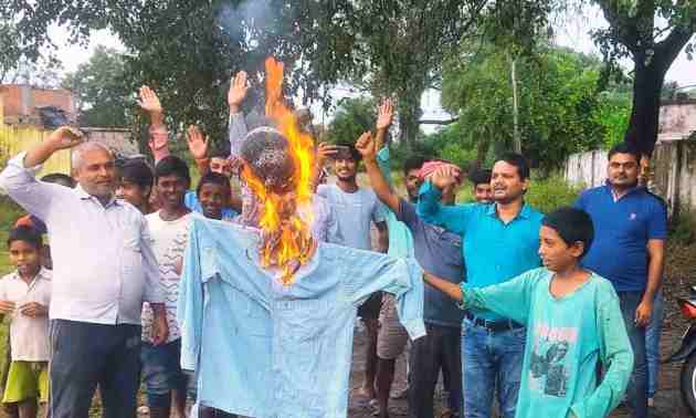 Sonbhadra News: जनप्रतिनिधियों और मंत्रियों का प्रतीकात्मक पुतला दहन करते हुए किसानों को न्याय दिलाने की मांग Sonbhadra News: जनप्रतिनिधियों और मंत्रियों का प्रतीकात्मक पुतला दहन करते हुए किसानों को न्याय दिलाने की मांग