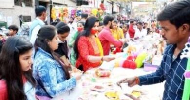 Muzaffarnagar बाजारों में गिफ्ट आईटम, झालर व ड्राइफ्रूटस की जमकर खरीदारी