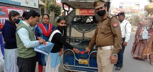 Muzaffarnagar News: वाहनों पर रिफ्लेक्टर लगाए व वाहन चालकों को शपथ पत्र वितरित