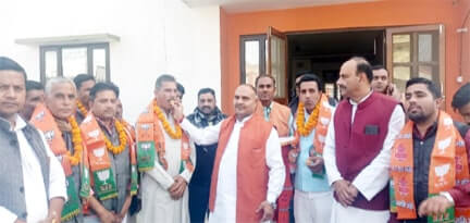 Muzaffarnagar News: सपा नेता मामेश ठाकुर, मंजू त्यागी चरथावल विधानसभा प्रभारी ने भाजपा का थामा दामन