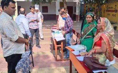 Muzaffarnagar News: डीएम ने किया निरीक्षण, बीएलओ को दिये निर्देश