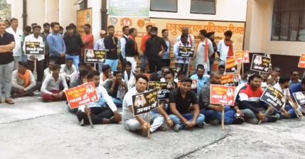 Mahoba News: 15 दिनों से न्याय की गुहार लगाता फिर रहा मृतक का परिवार, दबंग आरोपियों की गिरफ्तारी की मांग,