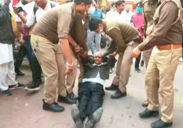 Muzaffarnagar जिला अस्पताल में स्वास्थ्यकर्मियों से अभद्रता करने पर हंगामा, मनेश गुप्ता को बाहर निकाला