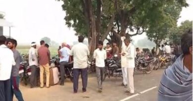 Firozabad News: Dap न मिलने से परेशान ग्रामीणों ने किया रोड जाम