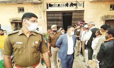 Jhansi News: Dm, एसएसपी ने सहकारी समितियों पर खाद वितरण का किया निरीक्षण