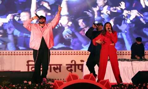 Lucknow: Badshah ने लोगों को नाचने पर किया मज़बूर, Vikas Deepotsav Mela में पहली बार देखी इतनी भीड़ Lucknow: Badshah ने लोगों को नाचने पर किया मज़बूर, Vikas Deepotsav Mela में पहली बार देखी इतनी भीड़