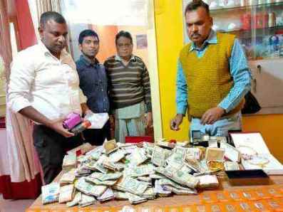 Special Vigilance Unit Bihar का सचिव Mrityunjay Kumar की मित्र के ठिकानों पर छापा, Porn सीडी, 30 लाख कैश और 45 लाख के जेवर मिले Special Vigilance Unit Bihar का सचिव Mrityunjay Kumar की मित्र के ठिकानों पर छापा, Porn सीडी, 30 लाख कैश और 45 लाख के जेवर मिले