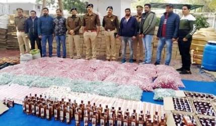 Muzaffarnagar News: खतौली के यमुनाविहार में छापा मारकर शराब, उपकरणों व वाहनों सहित दबोचा Muzaffarnagar News: खतौली के यमुनाविहार में छापा मारकर शराब, उपकरणों व वाहनों सहित दबोचा