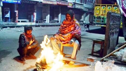 Muzaffarnagar: ठंड ने छुडाई कपकपी, अलाव व अंगीठी जलनी शुरू Muzaffarnagar: ठंड ने छुडाई कपकपी, अलाव व अंगीठी जलनी शुरू