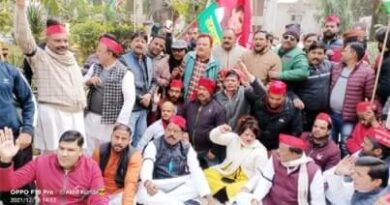 Muzaffarnagar News: समाजवादी पार्टी के नेताओं के यहां छापेमारी के विरोध में प्रदर्शन