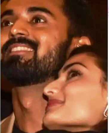 Kl Rahul की बाहों में बाहों डाले भरी महफिल में पहुंचीं Athiya Shetty