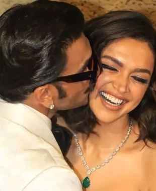 83 Film Screening: Deepika Padukone को किस करते दिखाई दिए Ranveer Singh 83 Film Screening: Deepika Padukone को किस करते दिखाई दिए Ranveer Singh