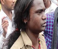 Firozabad News: लड़कियों की तरह जुल्फें रखकर मोबाइल और नगदी लूटने वाला बदमाश गिरफ्तार