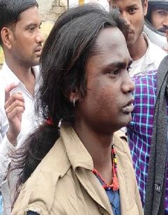 Firozabad News: लड़कियों की तरह जुल्फें रखकर मोबाइल और नगदी लूटने वाला बदमाश गिरफ्तार