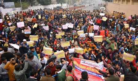 Lucknow News: शिक्षक भर्ती अभ्यर्थियों ने विज्ञापन जारी करने की मांग को लेकर किया जोरदार प्रदर्शन