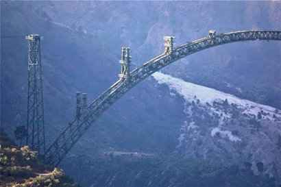 Jammu And Kashmir News: कठिन पहाड़ी इलाके में चिनाब पर बन रहा दुनिया का सबसे बड़ा रेल ब्रिज