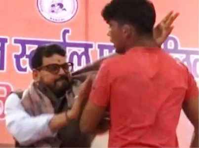 Indian Wrestling Federation के अध्यक्ष बृजभूषण शरण सिंह ने जड़ दिया मंच पर थप्पड़