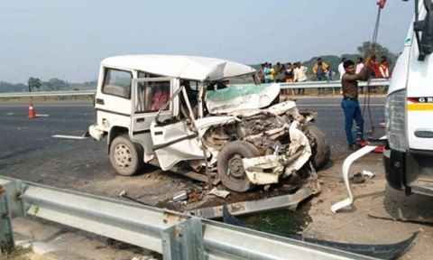 Ghazipur News: पूर्वांचल एक्सप्रेसवे पर बोलेरो और पानी टैंकर के बीच हुई दुर्घटना