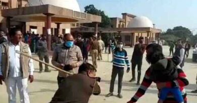 Kanpur Dehat: कोतवाल का चबाया अंगूठा, पुलिस ने की गोद में बच्चा लिए शख्स की निर्मम पिटाई