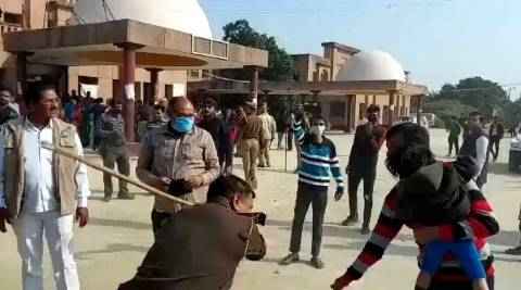 Kanpur Dehat: कोतवाल का चबाया अंगूठा, पुलिस ने की गोद में बच्चा लिए शख्स की निर्मम पिटाई Kanpur Dehat: कोतवाल का चबाया अंगूठा, पुलिस ने की गोद में बच्चा लिए शख्स की निर्मम पिटाई