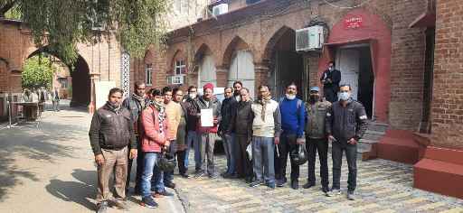 Meerut News: आवास विकास परिषद के आवंटियों का कमिश्नर कार्यालय पर प्रदर्शन