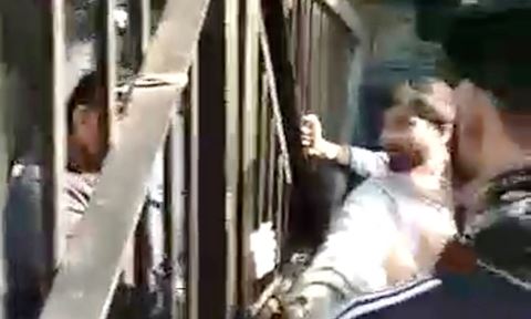 Noida News: किसानों से तू तू मैं मैं के बाद प्राधिकरण में घुसे सभी कर्मचारी Noida News: किसानों से तू तू मैं मैं के बाद प्राधिकरण में घुसे सभी कर्मचारी