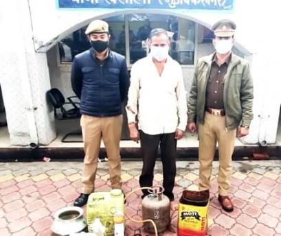 Muzaffarnagar News: शराब व उपकरणों सहित किया गिरफ्तार Muzaffarnagar News: शराब व उपकरणों सहित किया गिरफ्तार