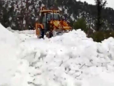 Bageshwar: बर्फबारी और बारिश ने बढ़ाई लोगों की मुसीबत, अलर्ट आपदा विभाग की टीम Bageshwar: बर्फबारी और बारिश ने बढ़ाई लोगों की मुसीबत, अलर्ट आपदा विभाग की टीम