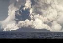 New Zealand Tonga Tsunami समुद्र के अंदर ज्वालामुखी फटा, मशरूम के आकार में राख, भाप और गैस का गुबार