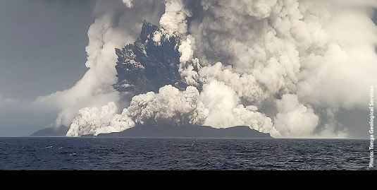 New Zealand Tonga Tsunami समुद्र के अंदर ज्वालामुखी फटा, मशरूम के आकार में राख, भाप और गैस का गुबार