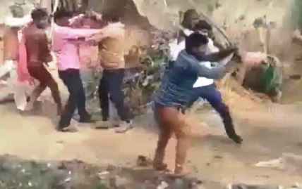 Kanpur News: लोग चीखते रहे और चिल्लाते रहे, लेकिन दबंग लाठियां बरसाते रहे