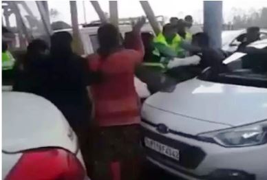 Saharanpur में टोल प्लाजा पर हुई महिलाओं में मारपीट, वीडियो हुआ वायरल