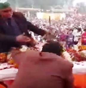 #Watch: Unnao में Bjp विधायक Pankaj Gupta को किसान ने भरी सभा में जड़ दिया थप्पड़, Video Viral