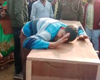 Azamgarh News: Bangladesh सीमा पर शहीद जवान विवेक तिवारी का शव पहुंचा पैतृक गांव