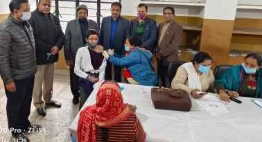 Muzaffarnagar News: ग्रेन चैम्बर पब्लिक स्कूल में स्टूडेंट्स कोरोना टीकाकरण शिविर आयोजित, अंकुर दुआ मुख्य अतिथि रहे