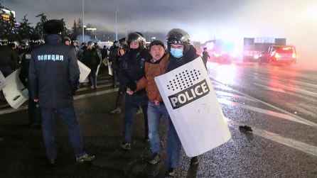 Kazakhstan ईंधन की बढ़ी कीमतों के विरोध में हिंसक हुए प्रदर्शनकारी, Declaration Of Emergency